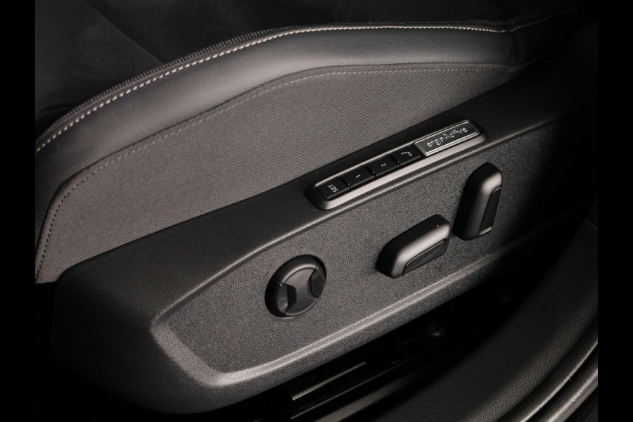 Volkswagen Golf 1.5 eHybrid Style Edition 204 pk Automaat (DSG) | Verlengde garantie | Navigatie via App | Panoramadak | Parkeersensoren (Park assist) | Achteruitrijcamera |
