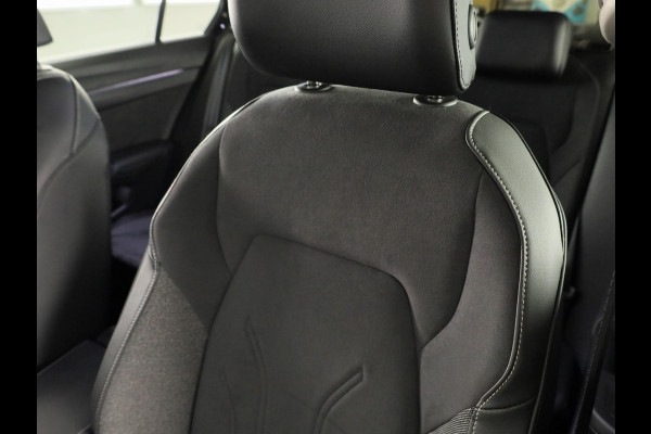 Volkswagen Golf 1.5 eHybrid Style Edition 204 pk Automaat (DSG) | Verlengde garantie | Navigatie via App | Panoramadak | Parkeersensoren (Park assist) | Achteruitrijcamera |