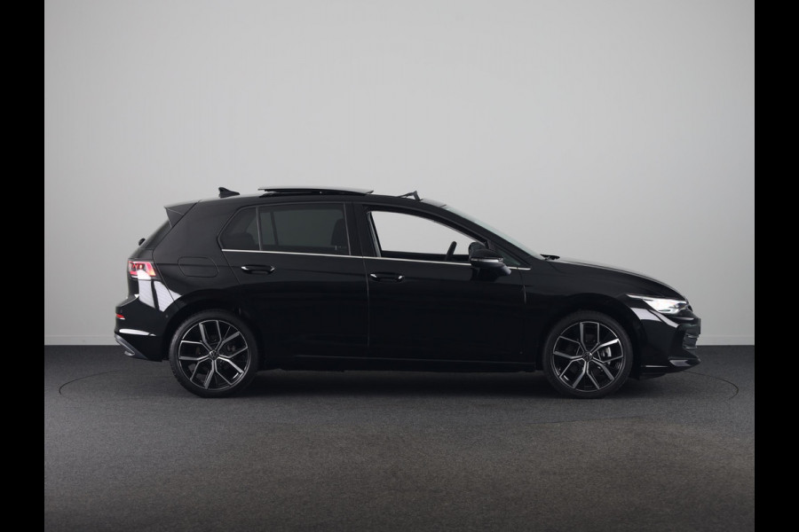 Volkswagen Golf 1.5 eHybrid Style Edition 204 pk Automaat (DSG) | Verlengde garantie | Navigatie via App | Panoramadak | Parkeersensoren (Park assist) | Achteruitrijcamera |