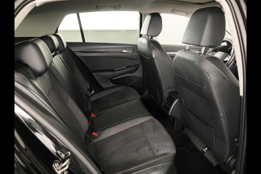 Volkswagen Golf 1.5 eHybrid Style Edition 204 pk Automaat (DSG) | Verlengde garantie | Navigatie via App | Panoramadak | Parkeersensoren (Park assist) | Achteruitrijcamera |