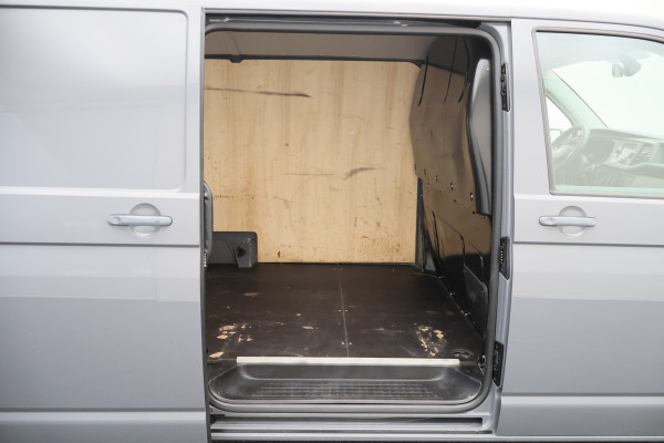 Volkswagen Transporter 2.0 TDI DSG 150 PK Lang 3-Zits, Airco, Cruise, Apple Carplay, Camera, DAB, PDC, Trekhaak, 18''