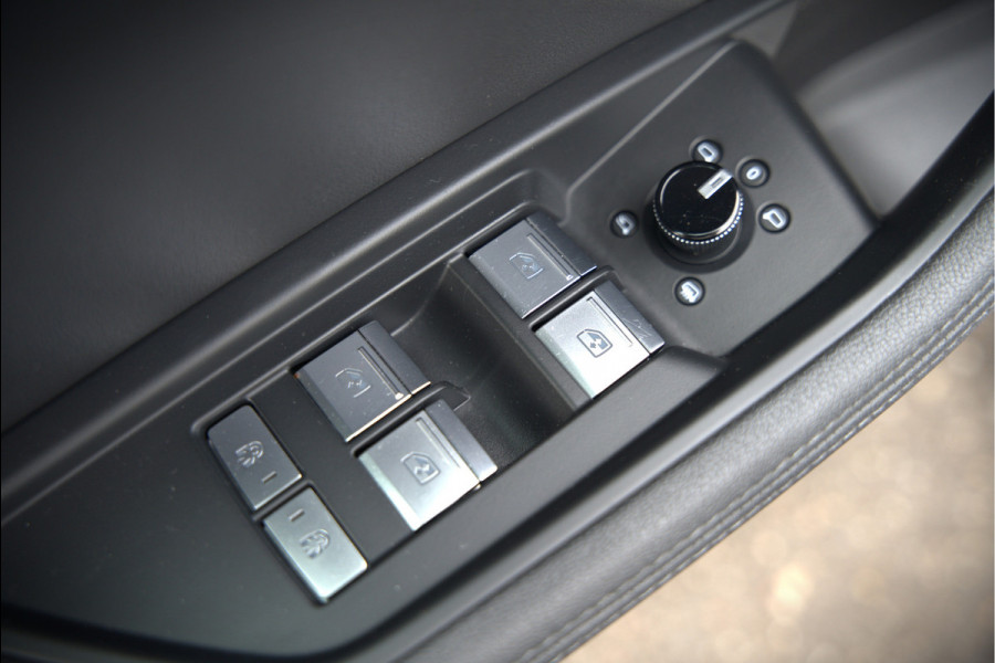 Audi e-tron e-tron 50 quattro Launch edition plus 71 kWh | Panoramadak | Stoelverwarming | Memory Seat | Adaptive Cruise Control | Luchtvering | Parkeersensoren | Apple Carplay | Keyless | SOH 83,67%
