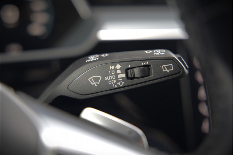 Audi e-tron e-tron 50 quattro Launch edition plus 71 kWh | Panoramadak | Stoelverwarming | Memory Seat | Adaptive Cruise Control | Luchtvering | Parkeersensoren | Apple Carplay | Keyless | SOH 83,67%