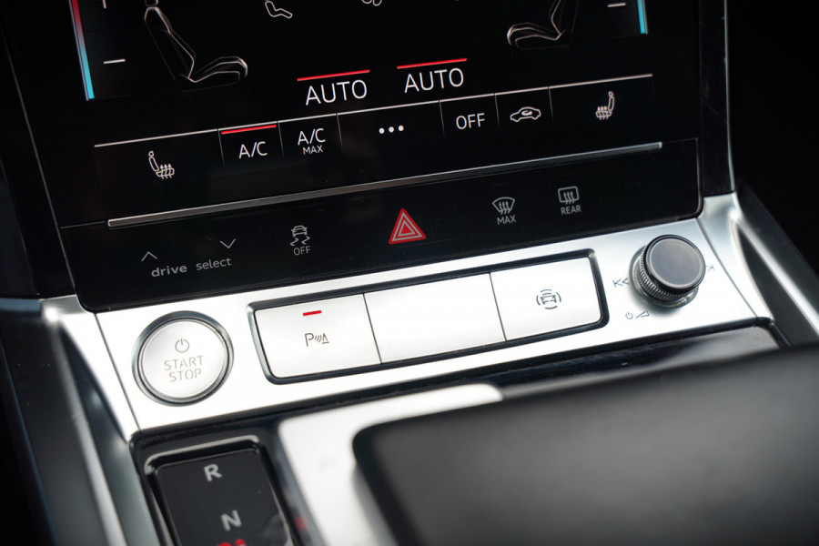Audi e-tron e-tron 50 quattro Launch edition plus 71 kWh | Panoramadak | Stoelverwarming | Memory Seat | Adaptive Cruise Control | Luchtvering | Parkeersensoren | Apple Carplay | Keyless | SOH 83,67%