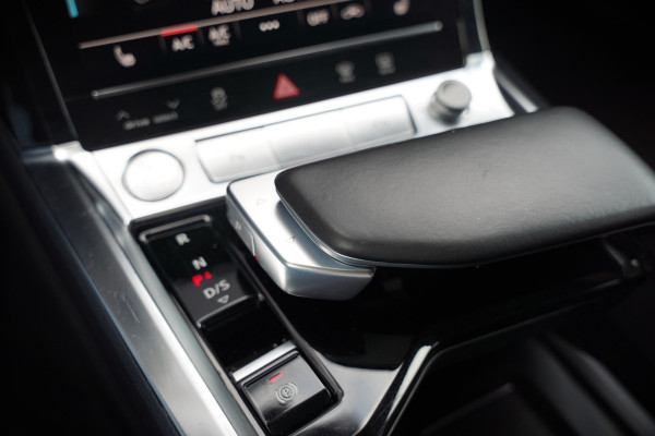 Audi e-tron e-tron 50 quattro Launch edition plus 71 kWh | Panoramadak | Stoelverwarming | Memory Seat | Adaptive Cruise Control | Luchtvering | Parkeersensoren | Apple Carplay | Keyless | SOH 83,67%