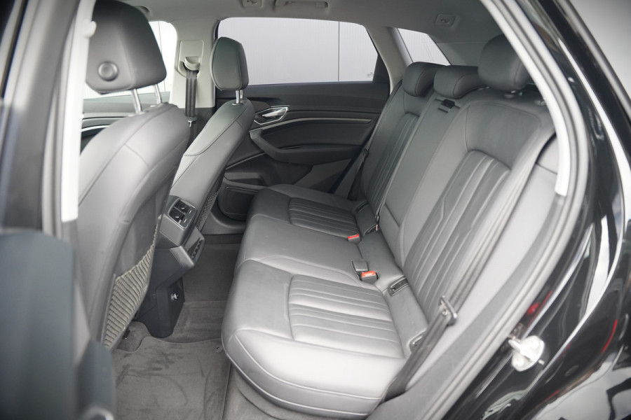 Audi e-tron e-tron 50 quattro Launch edition plus 71 kWh | Panoramadak | Stoelverwarming | Memory Seat | Adaptive Cruise Control | Luchtvering | Parkeersensoren | Apple Carplay | Keyless | SOH 83,67%