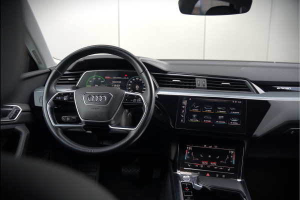 Audi e-tron e-tron 50 quattro Launch edition plus 71 kWh | Panoramadak | Stoelverwarming | Keyless | Apple Carplay | Luchtvering | Adaptive Cruise Control | Leer | Elek. Stoelen  | BTW | NAP | Led | Black Style | PDC | SOH 84,94%