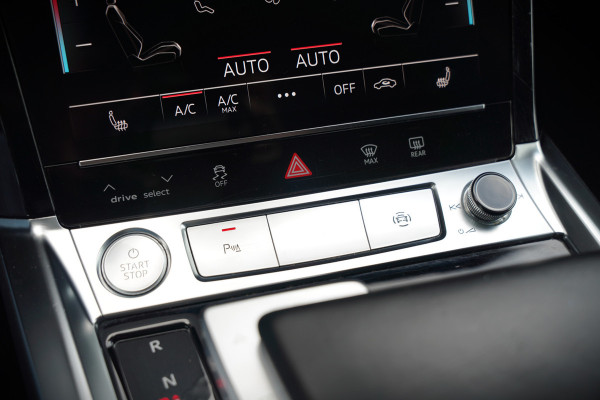 Audi e-tron e-tron 50 quattro Launch edition plus 71 kWh | Panoramadak | Stoelverwarming | Keyless | Apple Carplay | Luchtvering | Adaptive Cruise Control | Leer | Elek. Stoelen  | BTW | NAP | Led | Black Style | PDC | SOH 84,94%