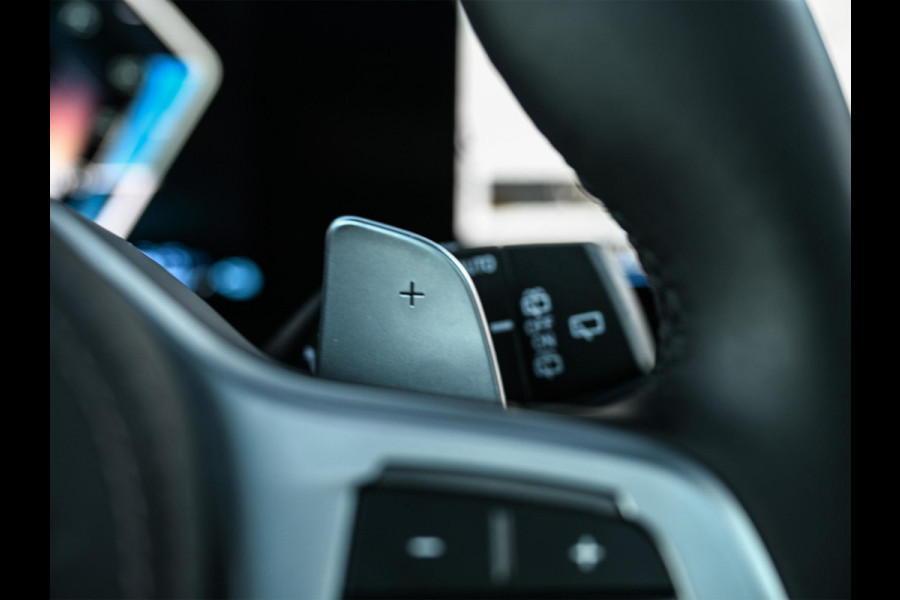 BMW X5 xDrive50e M-Sport Pro | Panoramadak | Harman/Kardon | HUD | Masagge + Ventilatie | 360 Camera | Active Cruise | Iconic Glow | Ambiance Interieur | Comfort Access | Soft-Close |