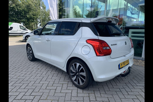 Suzuki Swift 1.2 Stijl Smart Hybrid | Trekhaak | Stoelverwarming | Climate Control | Camera | Lichtmetalen Velgen | Winterset |