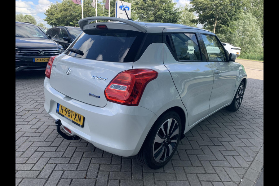 Suzuki Swift 1.2 Stijl Smart Hybrid | Trekhaak | Stoelverwarming | Climate Control | Camera | Lichtmetalen Velgen | Winterset |
