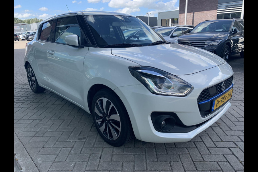 Suzuki Swift 1.2 Stijl Smart Hybrid | Trekhaak | Stoelverwarming | Climate Control | Camera | Lichtmetalen Velgen | Winterset |
