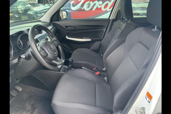 Suzuki Swift 1.2 Stijl Smart Hybrid | Trekhaak | Stoelverwarming | Climate Control | Camera | Lichtmetalen Velgen | Winterset |