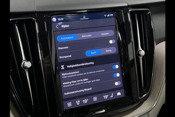 Volvo XC60 2.0 T6 Plug-in hybrid AWD Core Bright Adapt. cruise control | Open dak | Stuur-/Stoelverwarming | Camera | Memory | Keyless | Carplay | Google