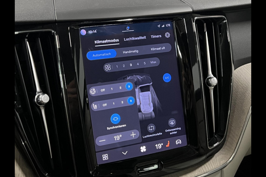 Volvo XC60 2.0 T6 Plug-in hybrid AWD Core Bright Adapt. cruise control | Open dak | Stuur-/Stoelverwarming | Camera | Memory | Keyless | Carplay | Google