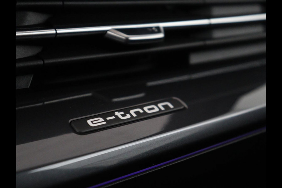 Audi Q4 e-tron 40 Launch edition S Competition 77 kWh | SOH 92,1% | Half leder | Stoelverwarming | Carplay | Adaptive cruise | Climate control | Camera | Park assist | Trekhaak
