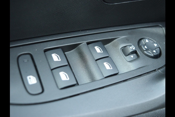 Peugeot 2008 1.2 PureTech Active Pack l Trekhaak l Navigatie l Apple Carplay/Android Auto l PDC