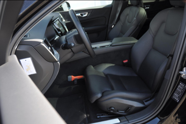 Volvo V60 B4 211PK Automaat Plus Dark / Trekhaak / Panoramadak / Keyless entry / Elektrische achterklep / Stoel - en stuurwielverwarming / BLIS / Adaptieve cruise control / Parkeersensoren met camera