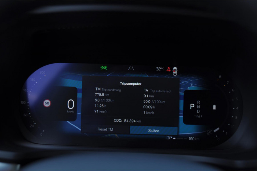 Volvo V60 B4 211PK Automaat Plus Dark / Trekhaak / Panoramadak / Keyless entry / Elektrische achterklep / Stoel - en stuurwielverwarming / BLIS / Adaptieve cruise control / Parkeersensoren met camera