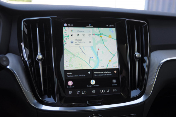 Volvo V60 B4 211PK Automaat Plus Dark / Trekhaak / Panoramadak / Keyless entry / Elektrische achterklep / Stoel - en stuurwielverwarming / BLIS / Adaptieve cruise control / Parkeersensoren met camera