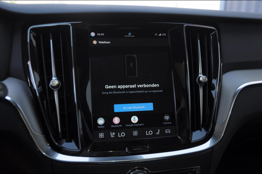 Volvo V60 B4 211PK Automaat Plus Dark / Trekhaak / Panoramadak / Keyless entry / Elektrische achterklep / Stoel - en stuurwielverwarming / BLIS / Adaptieve cruise control / Parkeersensoren met camera