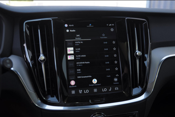 Volvo V60 B4 211PK Automaat Plus Dark / Trekhaak / Panoramadak / Keyless entry / Elektrische achterklep / Stoel - en stuurwielverwarming / BLIS / Adaptieve cruise control / Parkeersensoren met camera