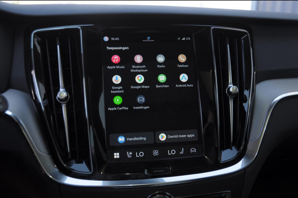 Volvo V60 B4 211PK Automaat Plus Dark / Trekhaak / Panoramadak / Keyless entry / Elektrische achterklep / Stoel - en stuurwielverwarming / BLIS / Adaptieve cruise control / Parkeersensoren met camera