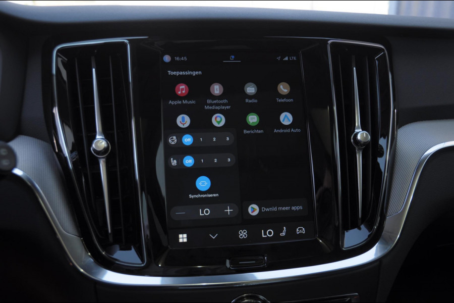 Volvo V60 B4 211PK Automaat Plus Dark / Trekhaak / Panoramadak / Keyless entry / Elektrische achterklep / Stoel - en stuurwielverwarming / BLIS / Adaptieve cruise control / Parkeersensoren met camera