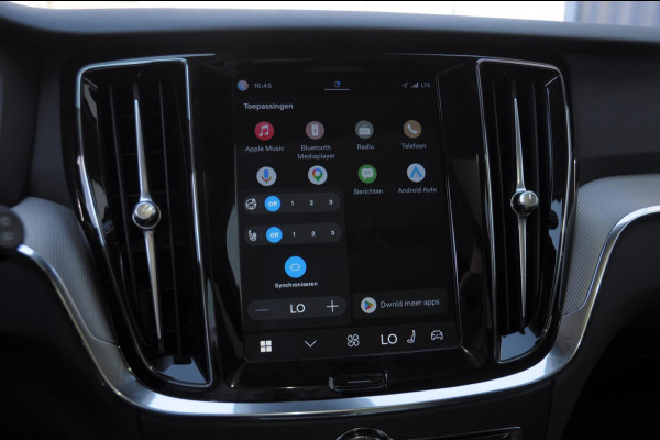 Volvo V60 B4 211PK Automaat Plus Dark / Trekhaak / Panoramadak / Keyless entry / Elektrische achterklep / Stoel - en stuurwielverwarming / BLIS / Adaptieve cruise control / Parkeersensoren met camera