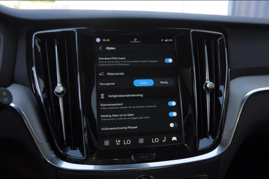 Volvo V60 B4 211PK Automaat Plus Dark / Trekhaak / Panoramadak / Keyless entry / Elektrische achterklep / Stoel - en stuurwielverwarming / BLIS / Adaptieve cruise control / Parkeersensoren met camera