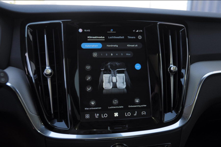 Volvo V60 B4 211PK Automaat Plus Dark / Trekhaak / Panoramadak / Keyless entry / Elektrische achterklep / Stoel - en stuurwielverwarming / BLIS / Adaptieve cruise control / Parkeersensoren met camera