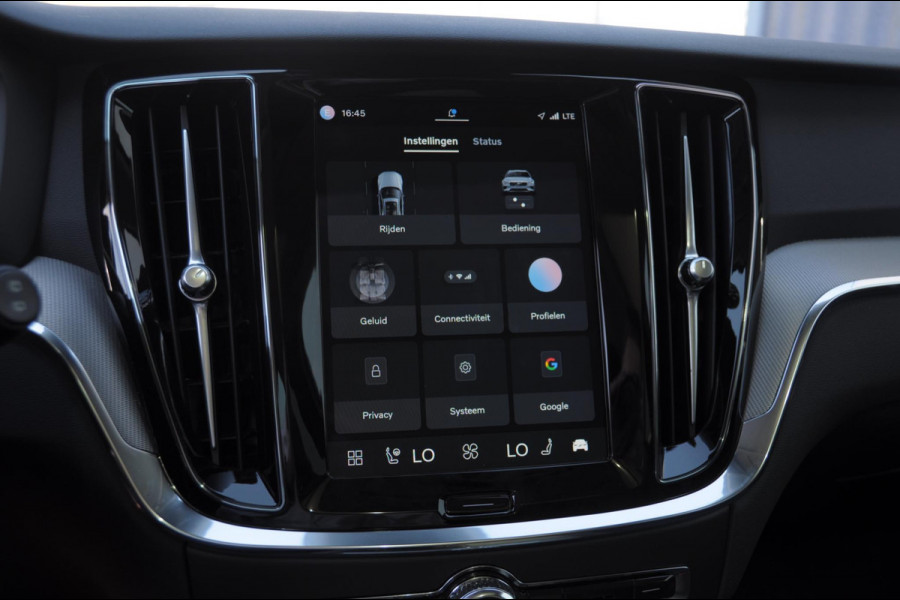 Volvo V60 B4 211PK Automaat Plus Dark / Trekhaak / Panoramadak / Keyless entry / Elektrische achterklep / Stoel - en stuurwielverwarming / BLIS / Adaptieve cruise control / Parkeersensoren met camera