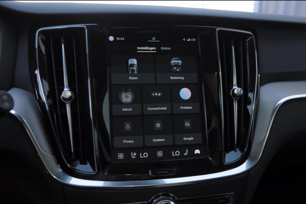 Volvo V60 B4 211PK Automaat Plus Dark / Trekhaak / Panoramadak / Keyless entry / Elektrische achterklep / Stoel - en stuurwielverwarming / BLIS / Adaptieve cruise control / Parkeersensoren met camera