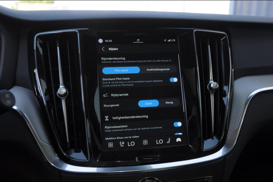 Volvo V60 B4 211PK Automaat Plus Dark / Trekhaak / Panoramadak / Keyless entry / Elektrische achterklep / Stoel - en stuurwielverwarming / BLIS / Adaptieve cruise control / Parkeersensoren met camera