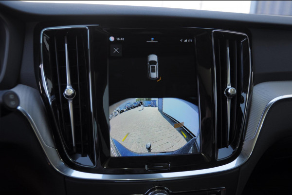 Volvo V60 B4 211PK Automaat Plus Dark / Trekhaak / Panoramadak / Keyless entry / Elektrische achterklep / Stoel - en stuurwielverwarming / BLIS / Adaptieve cruise control / Parkeersensoren met camera