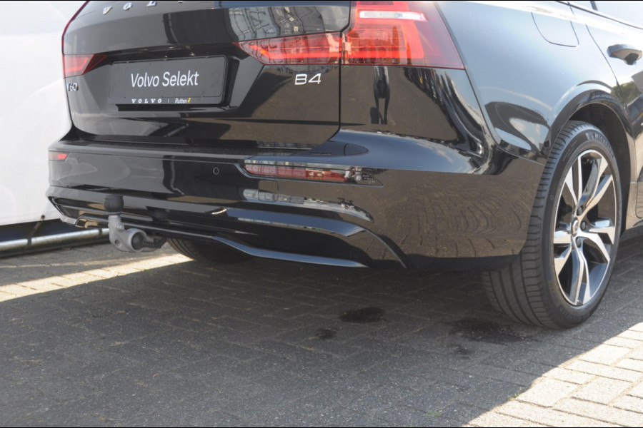 Volvo V60 B4 211PK Automaat Plus Dark / Trekhaak / Panoramadak / Keyless entry / Elektrische achterklep / Stoel - en stuurwielverwarming / BLIS / Adaptieve cruise control / Parkeersensoren met camera