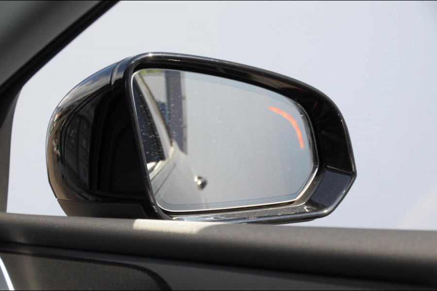 Volvo V60 B4 211PK Automaat Plus Dark / Trekhaak / Panoramadak / Keyless entry / Elektrische achterklep / Stoel - en stuurwielverwarming / BLIS / Adaptieve cruise control / Parkeersensoren met camera