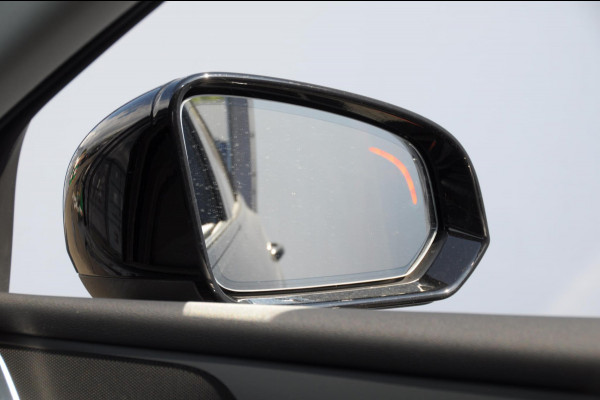 Volvo V60 B4 211PK Automaat Plus Dark / Trekhaak / Panoramadak / Keyless entry / Elektrische achterklep / Stoel - en stuurwielverwarming / BLIS / Adaptieve cruise control / Parkeersensoren met camera