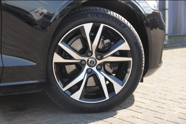 Volvo V60 B4 211PK Automaat Plus Dark / Trekhaak / Panoramadak / Keyless entry / Elektrische achterklep / Stoel - en stuurwielverwarming / BLIS / Adaptieve cruise control / Parkeersensoren met camera