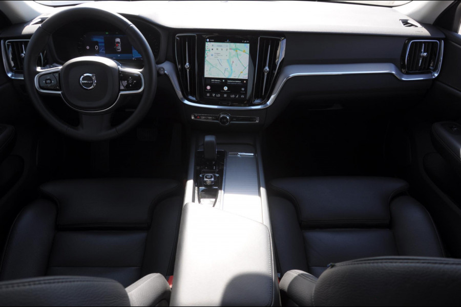 Volvo V60 B4 211PK Automaat Plus Dark / Trekhaak / Panoramadak / Keyless entry / Elektrische achterklep / Stoel - en stuurwielverwarming / BLIS / Adaptieve cruise control / Parkeersensoren met camera