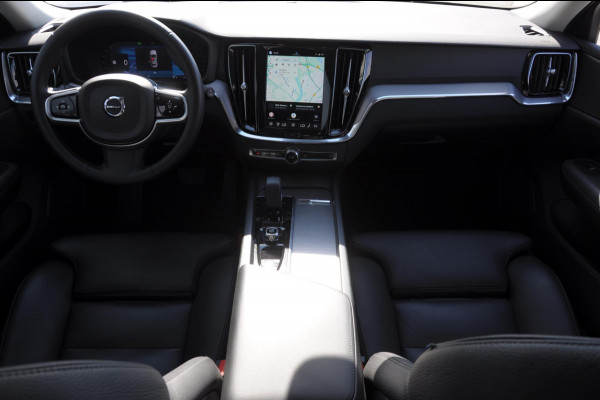 Volvo V60 B4 211PK Automaat Plus Dark / Trekhaak / Panoramadak / Keyless entry / Elektrische achterklep / Stoel - en stuurwielverwarming / BLIS / Adaptieve cruise control / Parkeersensoren met camera