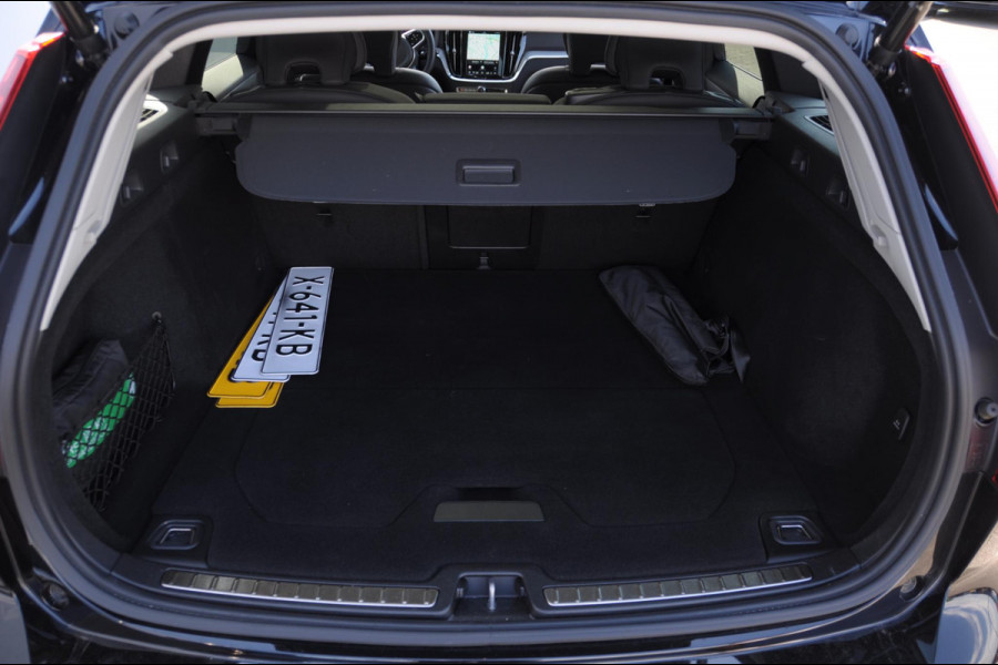 Volvo V60 B4 211PK Automaat Plus Dark / Trekhaak / Panoramadak / Keyless entry / Elektrische achterklep / Stoel - en stuurwielverwarming / BLIS / Adaptieve cruise control / Parkeersensoren met camera