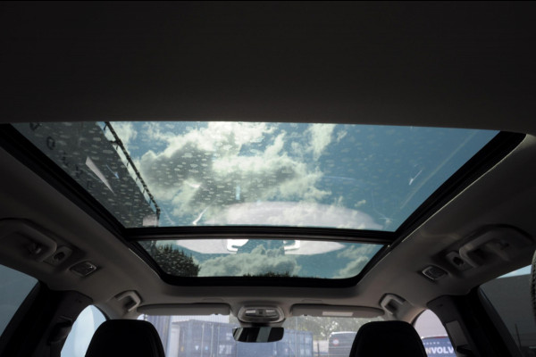 Volvo V60 B4 211PK Automaat Plus Dark / Trekhaak / Panoramadak / Keyless entry / Elektrische achterklep / Stoel - en stuurwielverwarming / BLIS / Adaptieve cruise control / Parkeersensoren met camera