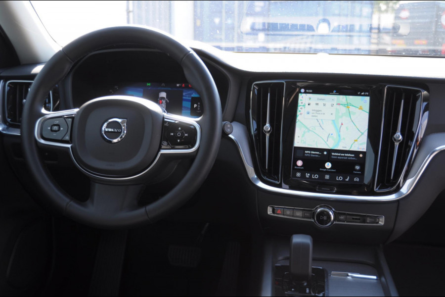 Volvo V60 B4 211PK Automaat Plus Dark / Trekhaak / Panoramadak / Keyless entry / Elektrische achterklep / Stoel - en stuurwielverwarming / BLIS / Adaptieve cruise control / Parkeersensoren met camera