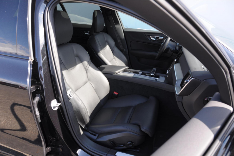 Volvo V60 B4 211PK Automaat Plus Dark / Trekhaak / Panoramadak / Keyless entry / Elektrische achterklep / Stoel - en stuurwielverwarming / BLIS / Adaptieve cruise control / Parkeersensoren met camera