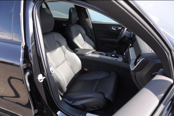 Volvo V60 B4 211PK Automaat Plus Dark / Trekhaak / Panoramadak / Keyless entry / Elektrische achterklep / Stoel - en stuurwielverwarming / BLIS / Adaptieve cruise control / Parkeersensoren met camera