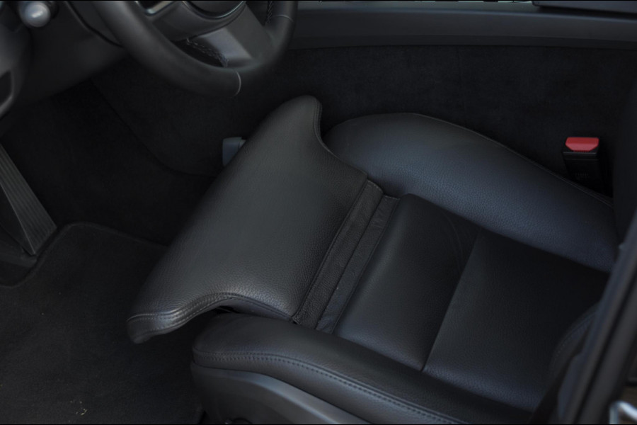 Volvo V60 B4 211PK Automaat Plus Dark / Trekhaak / Panoramadak / Keyless entry / Elektrische achterklep / Stoel - en stuurwielverwarming / BLIS / Adaptieve cruise control / Parkeersensoren met camera