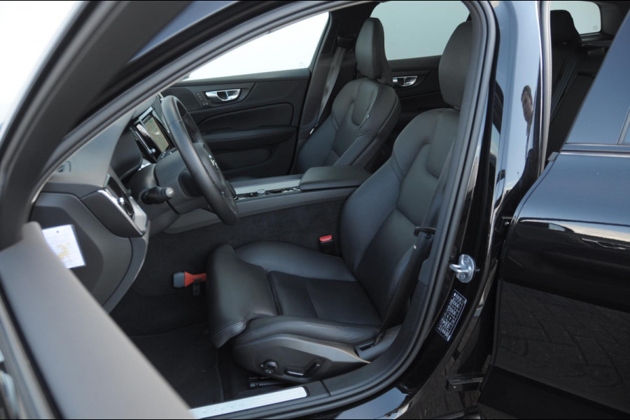 Volvo V60 B4 211PK Automaat Plus Dark / Trekhaak / Panoramadak / Keyless entry / Elektrische achterklep / Stoel - en stuurwielverwarming / BLIS / Adaptieve cruise control / Parkeersensoren met camera