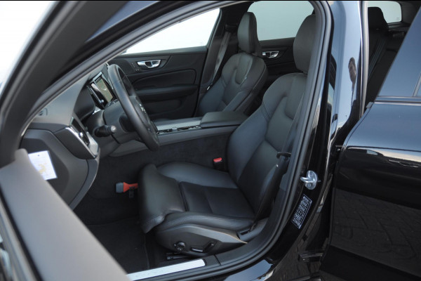Volvo V60 B4 211PK Automaat Plus Dark / Trekhaak / Panoramadak / Keyless entry / Elektrische achterklep / Stoel - en stuurwielverwarming / BLIS / Adaptieve cruise control / Parkeersensoren met camera