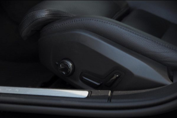Volvo V60 B4 211PK Automaat Plus Dark / Trekhaak / Panoramadak / Keyless entry / Elektrische achterklep / Stoel - en stuurwielverwarming / BLIS / Adaptieve cruise control / Parkeersensoren met camera